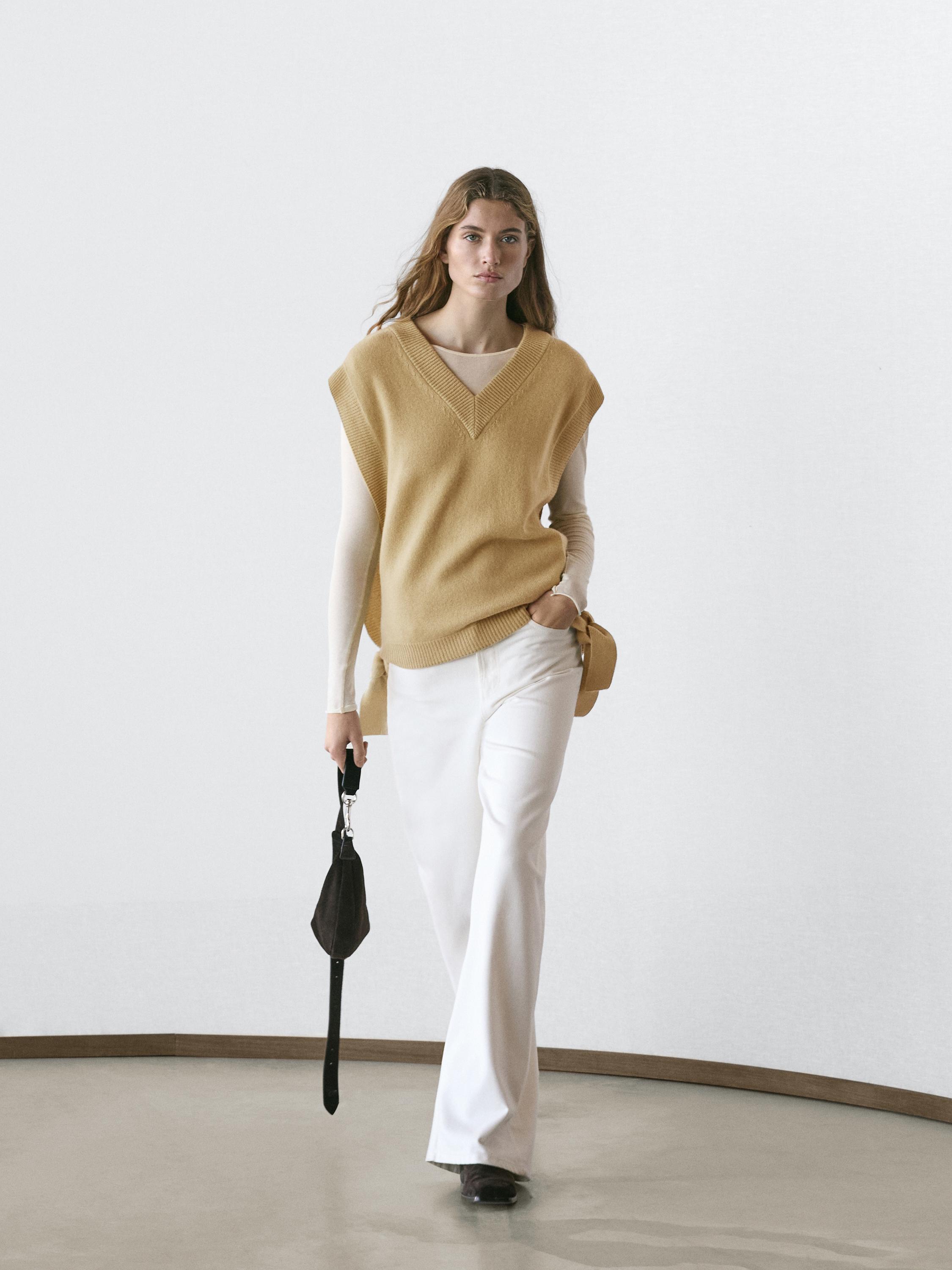 V-neck bib with tie details